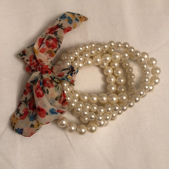 Forever 21 Fake Pearl Bracelets - Picture 1 of 2